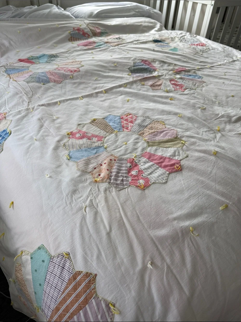 Vintage Patchwork Dresden Plate Quilt 72x84in Hand Quilted Yellow Yarn Pink Blue